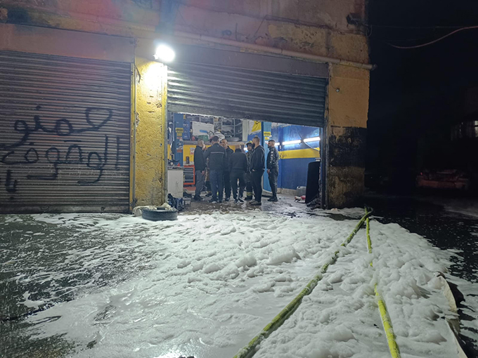 اندلاع حريق هائل داخل كراج سيارات في بيت حنينا يتسبب بأضرارًا جسيمة